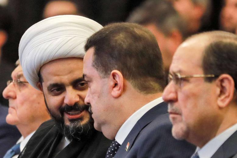 رئيس الوزراء العراقي محمد شياع السوداني يتوسط رئيس الوزراء السابق نوري المالكي وزعيم ميليشيا عصائب الحق قيس الخزعلي