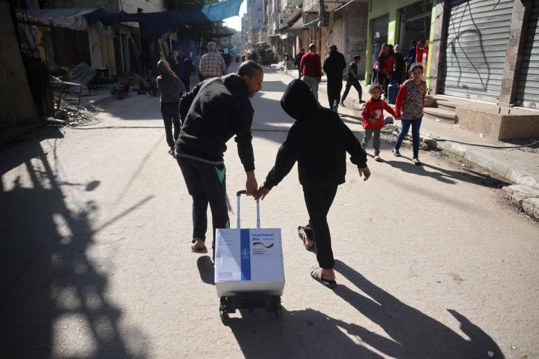 فلسطينيون يسحبون حصتهم من مساعدات دولية في غزة