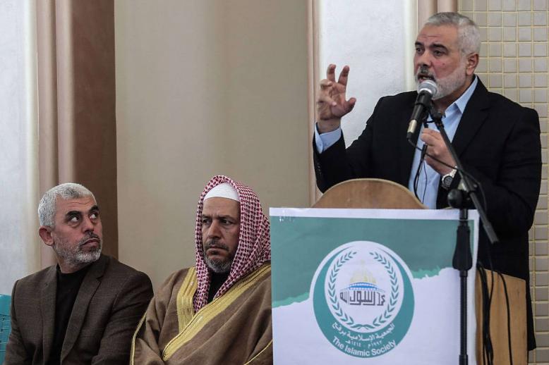 العضو القيادي في حماس خليل الحية يتوسط الزعيمين يحيى السنوار وإسماعيل هنية اللذين تمت تصفيتهم من قبل إسرائيل (2017)
