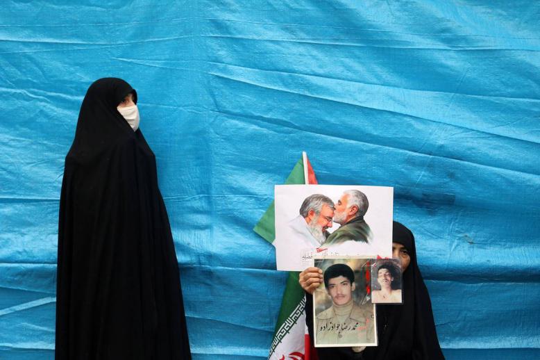 إيرانيات يرفعن صورا لسليماني ونصرالله