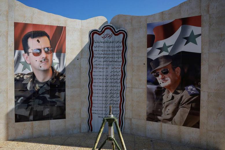 جدارية للرئيس الراحل حافظ الأسد والرئيس المخلوع بشار الأسد اطلق الثوار عليها الرصاص
