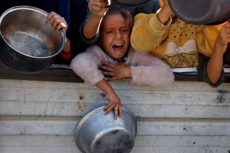 أطفال فلسطينيون في طابور للحصول على المساعدات الإنسانية في خان يونس