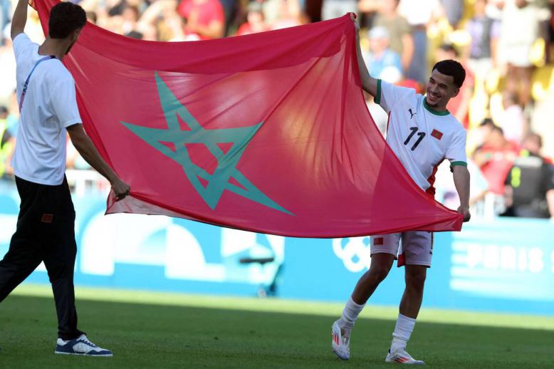 لاعبو المغرب يرفعون علم بلادهم بعد فوزهم ببرونزية أولمبياد باريس