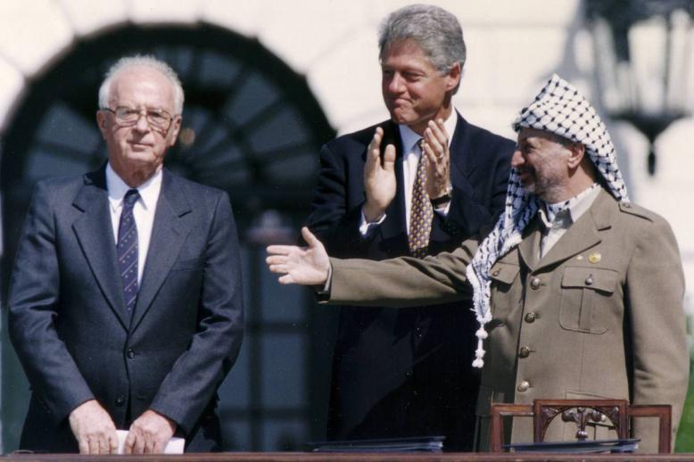 الرئيس الأميركي بيل كلينتون يتوسط الزعيم الفلسطيني الراحل ياسر عرفات ورئيس الوزراء الإسرائيلي إسحاق رابين (1993)