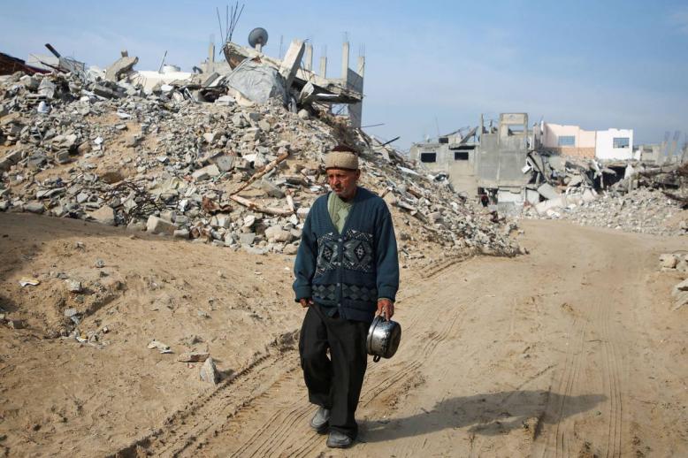 فلسطيني بين الانقاض في خان يونس