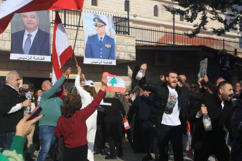 لبنانيون يحتفلون في بلدة الشياح الجنوبية بانتخاب جوزيف عون رئيسا