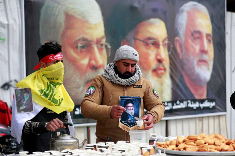 ناشطون من الحشد الشعبي في تأبين لنصرالله في بغداد