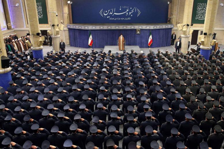 خامنئي يستقبل ضباط القوة الجوية الإيرانية