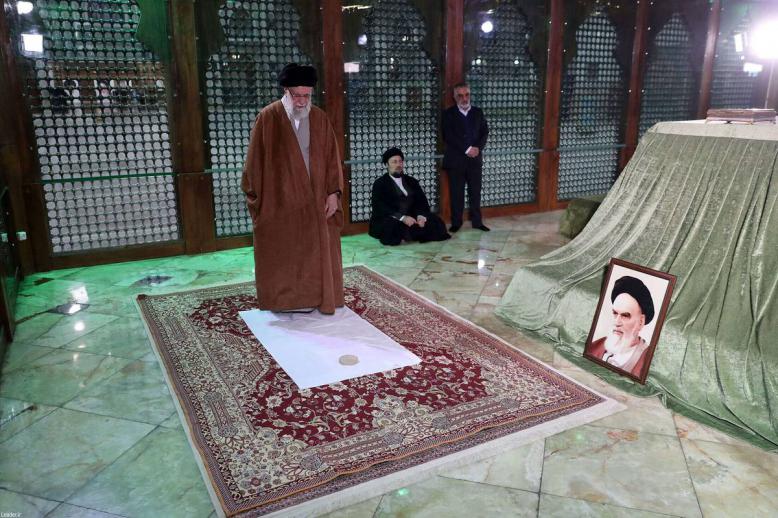 المرشد الأعلى علي خامنئي يصلي في ضريح آية الله الخميني