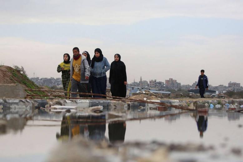 آثار الأمطار على ساحات غزة المدمرة