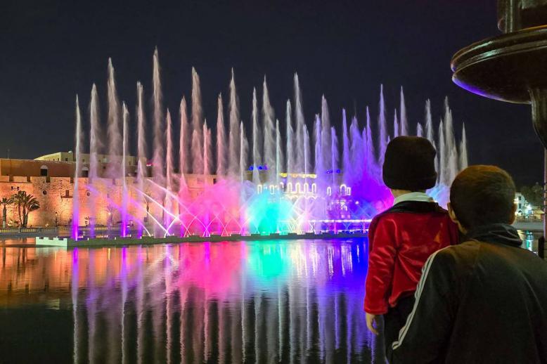أطفال امام بحيرة طرابلس