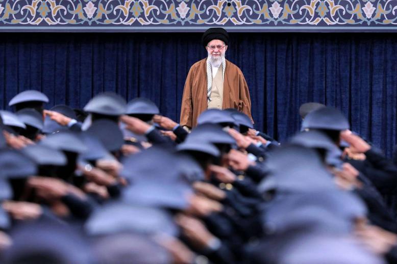 المرشد الأعلى علي خامنئي يستقبل كبار قادة الجيش والحرس الثوري
