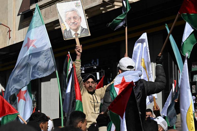 فلسطينيون يرفعون صورة لعباس أمام السفارة الفلسطينية في دمشق
