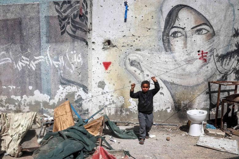 آثار قصف في مخيم النصيرات في غزة