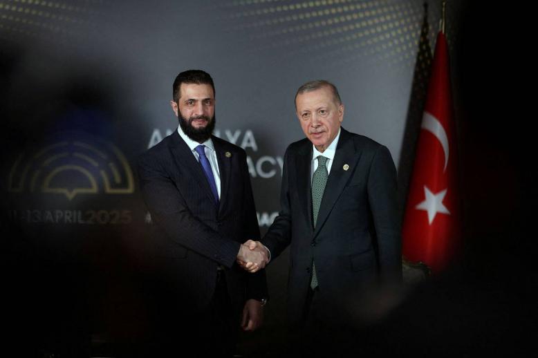 الرئيس التركي رجب طيب أردوغان يصافح الرئيس السوري أحمد الشرع