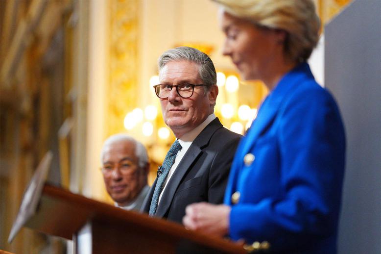 UK Prime Minister Keir Starmer (C) and European Commission President Ursula von der Leyen 