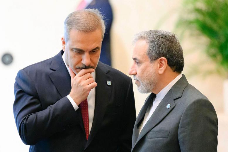 Iranian FM Abbas Araghchi (R) speaks with Turkish counterpart Hakan Fidan