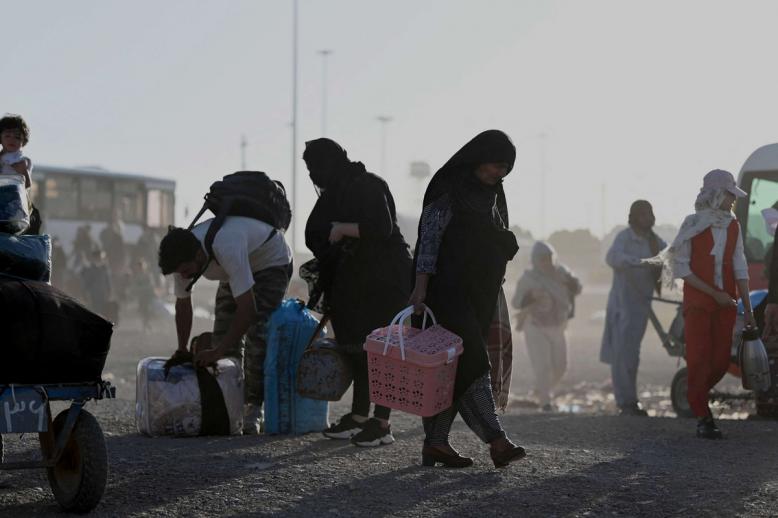 اللاجئون الأفغان يواجهون خطر تقطع السبل  