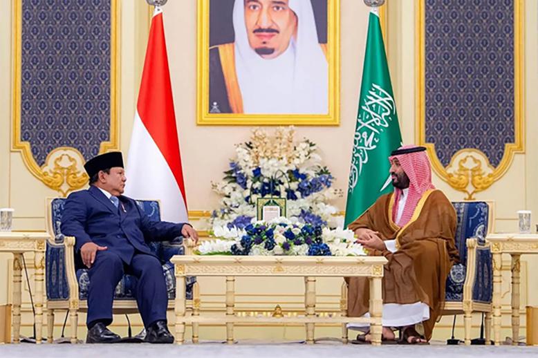 Saudi Crown Prince Mohammed bin Salman receiving Indonesian President Prabowo Subianto