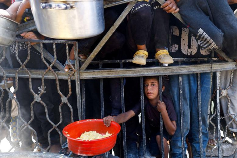 الشعب الذي يواجه الموت والقصف والتجويع من الخارج، يُصاب بخيبة أمل من الداخل