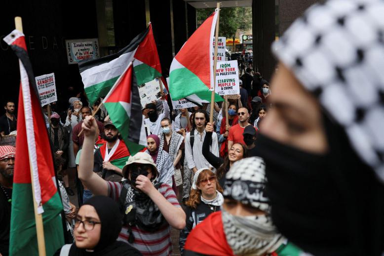 زخم رسمي وشعبي يدفع لتبني حل الدولتين