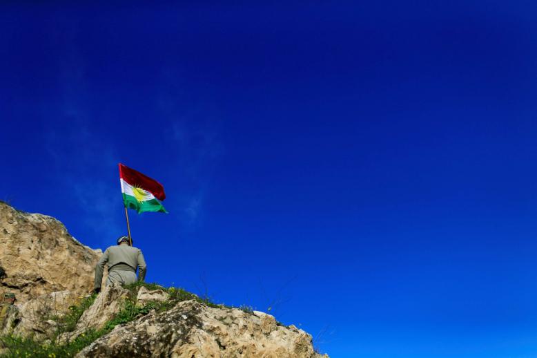 علم كردستان يمثل هويةٍ وطنية كُردية داخل هويةٍ وطنية عراقية