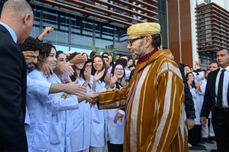 King Mohammed VI shaking hands with the hospital's doctors