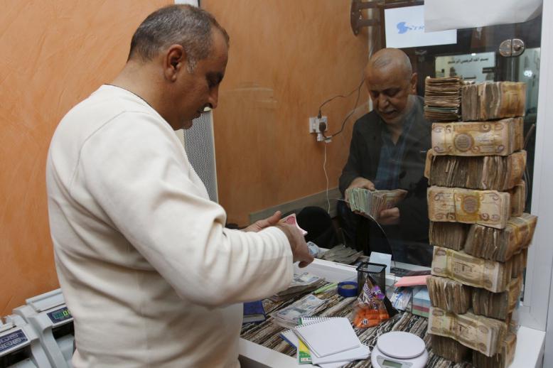 التركيز على دراسة التحديات البنيوية التي تعاني منها المصارف الحكومية والخاصة في العراق