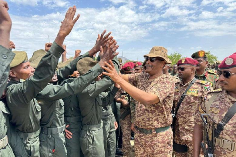 البرهان يرى الحرب معركة وجود لا تقبل حلولا وسطية