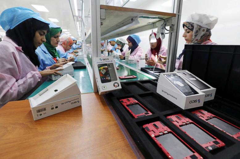 lzv تريد تشجيع الصناعة المحلية وجذب شركات عالمية لتوطين صناعة المحمول