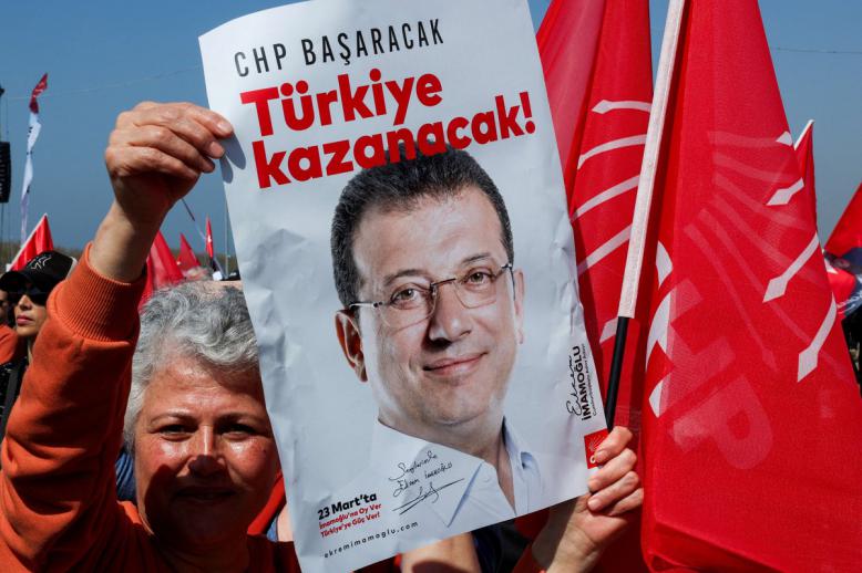 متاعب خصم أردوغان تتفاقم 