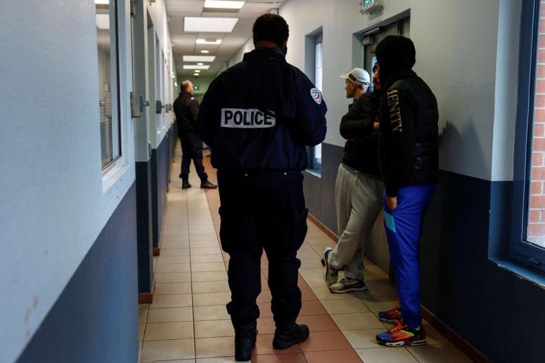 باريس تتجه نحو تشديد قوانين الهجرة وفرض إجراءات ترحيل صارمة