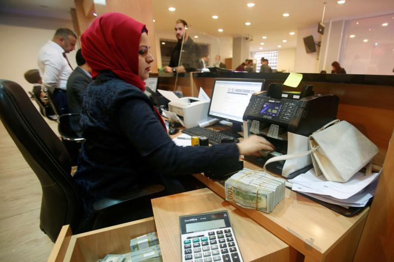 المصارف الحكومة في قلب أزمة شح السيولة 