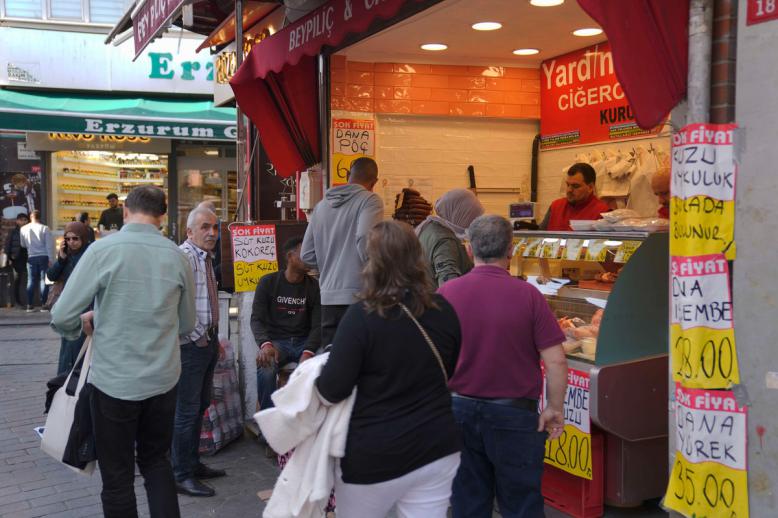 الأتراك يرزحون تحت وطأة التضخم 