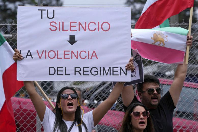 إيران تستند إلى سوابق ناجحة في توظيف دبلوماسية الرهائن  