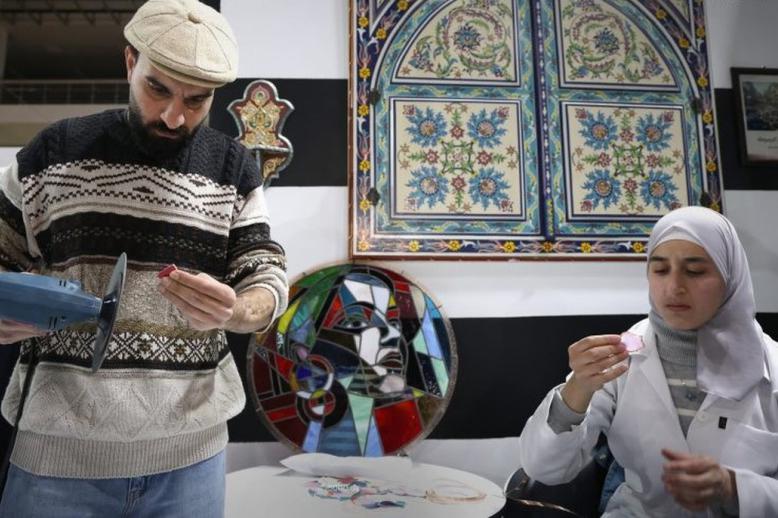 الحس الفني يدمج بين التقليدي والمعاصر