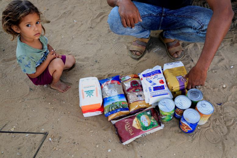 الغزيون يدفعون ثمن تسييس المساعدات 