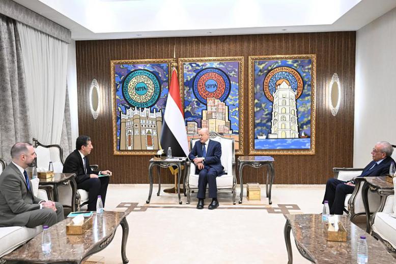 رشاد العليمي يصف الحوثيين بالجماعة العقائدية المغلقة