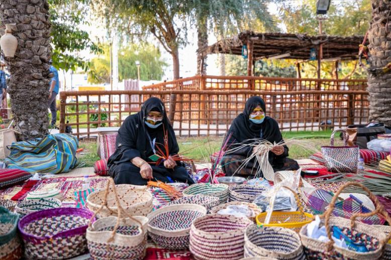 النساء تبدع ألواناً من مشغولات سعف النخيل