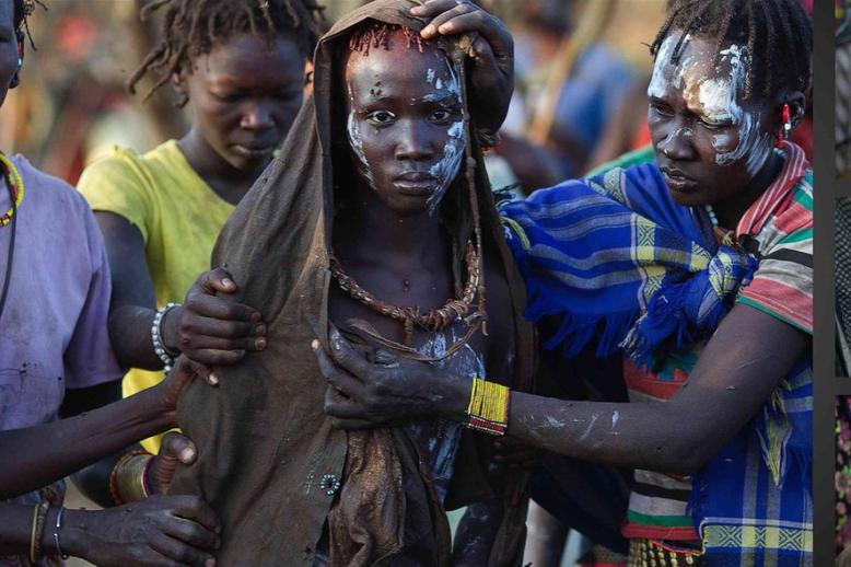 مشاهد من حفل ختان في ريف كينيا لفتيات صغيرات من قبيلة بوكوت