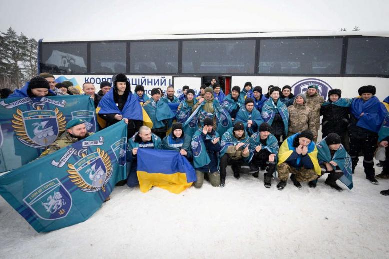 الأسرى الأوكرانيون في طريق العودة إلى عائلاتهم 