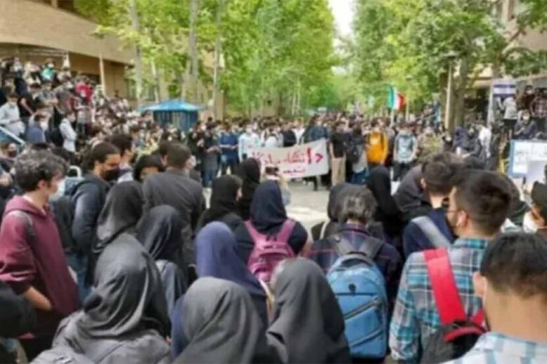 Iranian students protesting