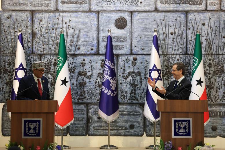 إسحاق هرتسوغ وعبدالرحمن محمد عبدالله