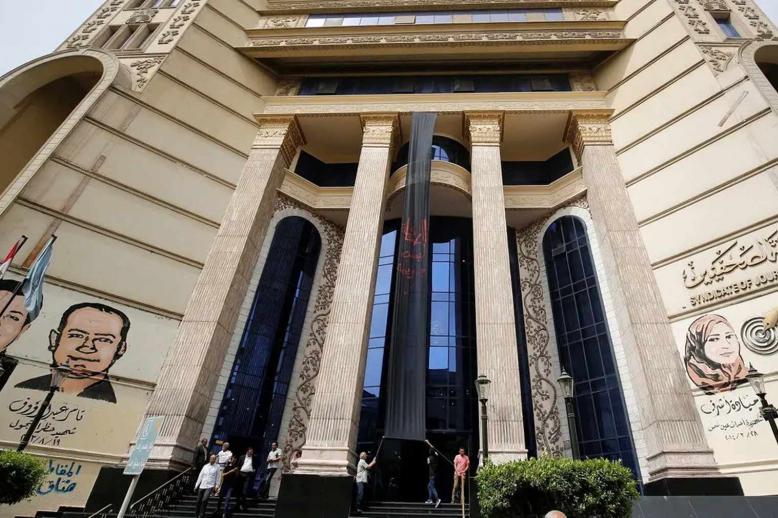 Honour or error? A syndicate under fire