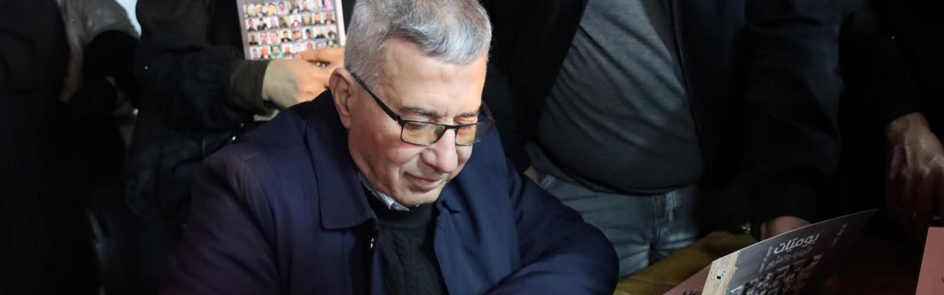  عبادي يوقع كتابه في مخيم بلاطة