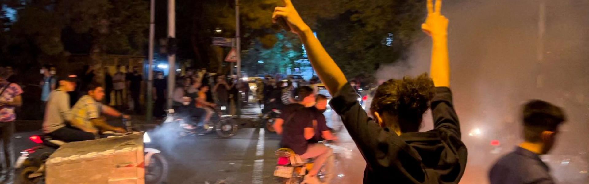 استمرار الاحتجاجات ليلا وتمددها الى عدة مدن