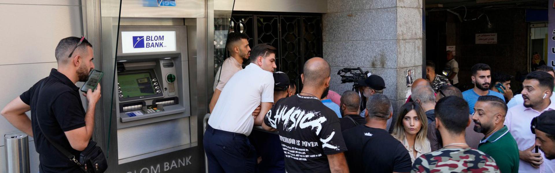 اللبنانيون ينتظرون الإفراج عن أموالهم 