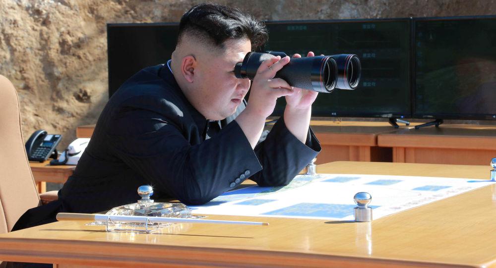 زعيم كوريا الشمالية يراقب مناورات عسكرية في شبه الجزيرة