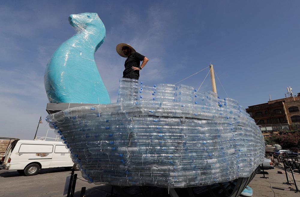 سفينة من العبوات البلاستيكيةللفت الانظار للخطر البيئي 