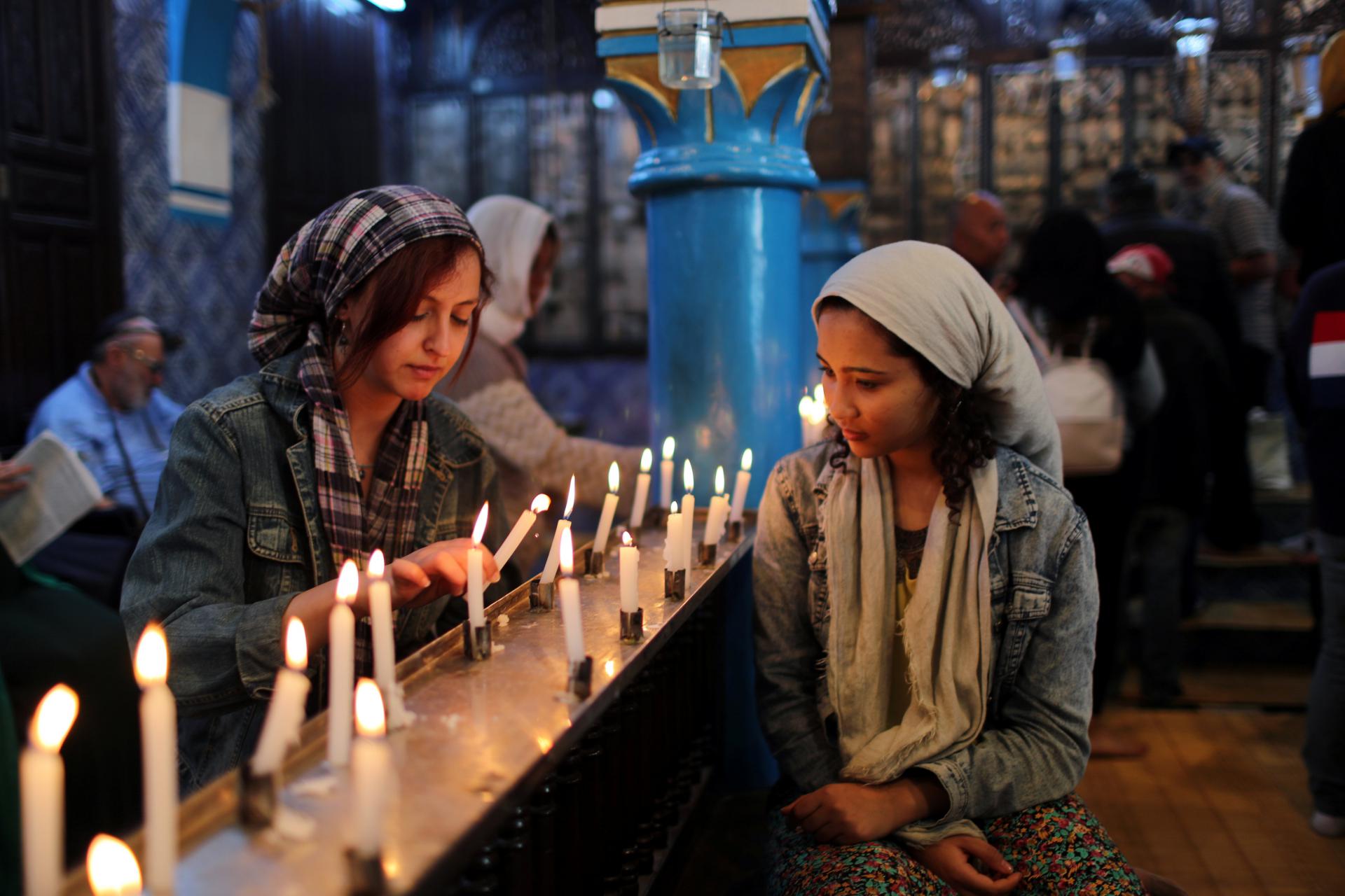 تونسيات مسلمات يشاركن مواطنيهم اليهود طقوسا يهودية